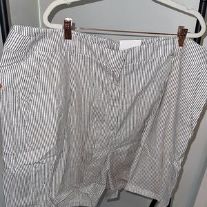 Old Navy Extra High-Rise Gray and White pin-stripped Shorts size 3X
